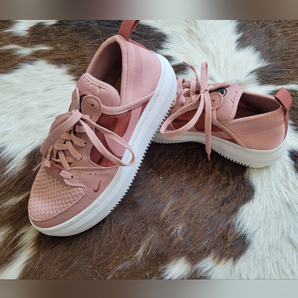 Woman's Nike Platform Sneeker 6.5